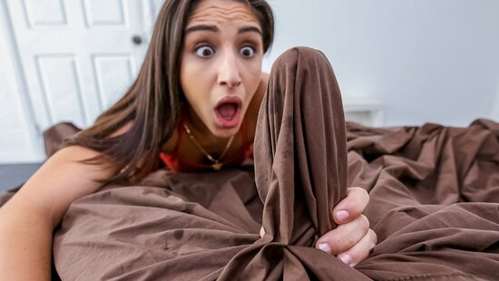 Латинка с волосатой пилоткой развлекается с братом когда возбуждена