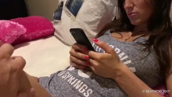 Парень просто хотел потрогать киску сводной сестры, а она впустила его горячий член в свою мокрую дырочку