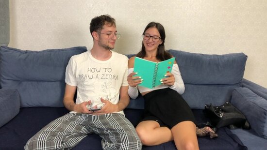 Сводный брат помог сестре в очках испытать яркий оргазм, а вот с уроками милашке так и не помог