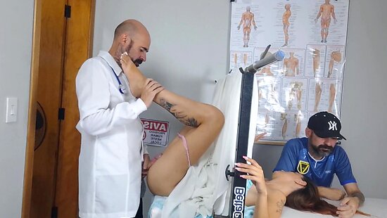 Гинеколог ебет чужую жену за спиной у куколда